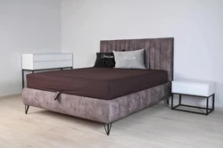 מיטה פסים לאורך מסגרת מעוגלת